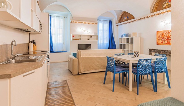 Wonderful Apartment with Frescos in the center of Menaggio village!