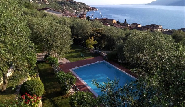 Wonderful lake view with private garden and pool among olive trees