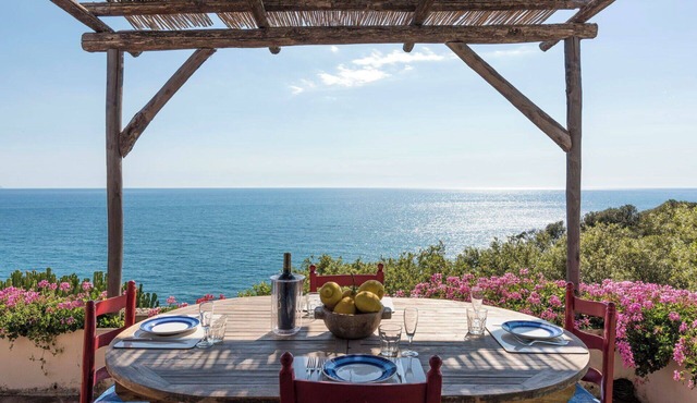 Wonderful private villa for 12 guests with WIFI, A/C, TV, patio, pets allowed and panoramic view