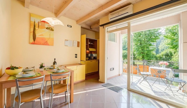 Yellow Apartment Desenzano With Smart TV, Desenzano Del Garda, Italy