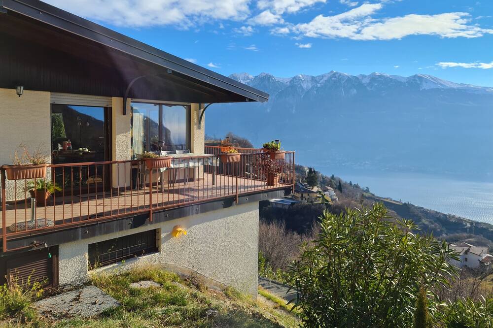 Aer House | Holiday Home 'Casa Bellavista' with Lake View, Shared Pool and Wi-Fi