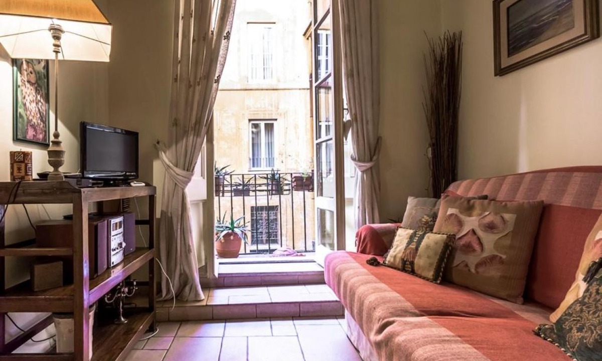 Rione VII Regola Apartment | This 70m2 apartment accommodates 3 people and is located on the first floor of a historic building without a lift, which can be accessed by passing through the internal cloister.It is located in the center of Rome, in a perfect spot for visiting the city