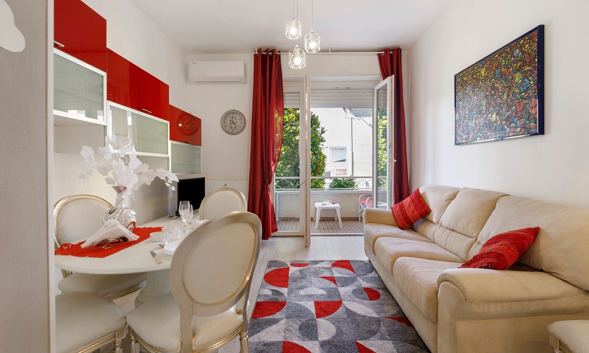 Montano Lucino Apartment | Apartment 'Guest House Nuvola' with Shared Garden, Wi-Fi and Air Conditioning