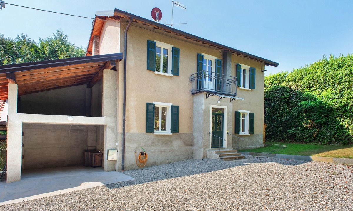 Castello House | Holiday Home 'Cascinetta' with Mountain View, Private Garden and Wi-Fi