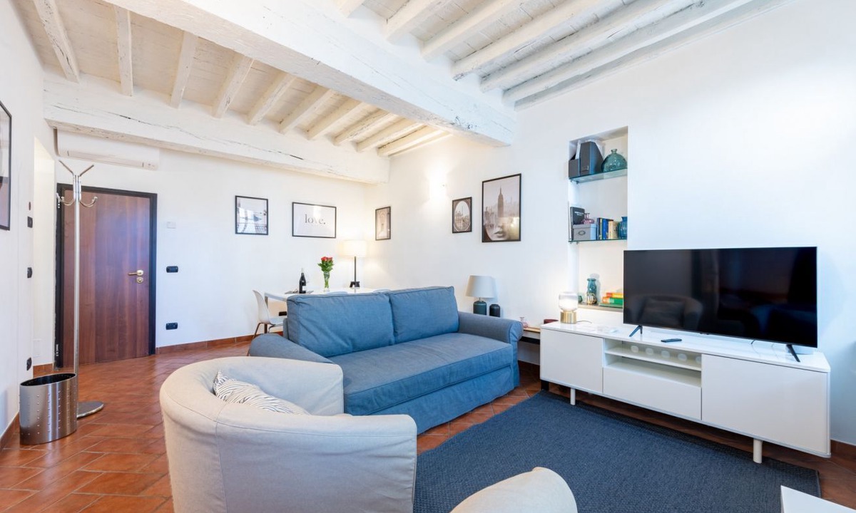 Parma City Centre Apartment | Comfortable 55 sqm apartment in the heart of Parma. The accommodation, which can host up to 4 guests, is located on the first floor of a period building without lift. Please note that there is one step to access the building and stairs to reach the apart