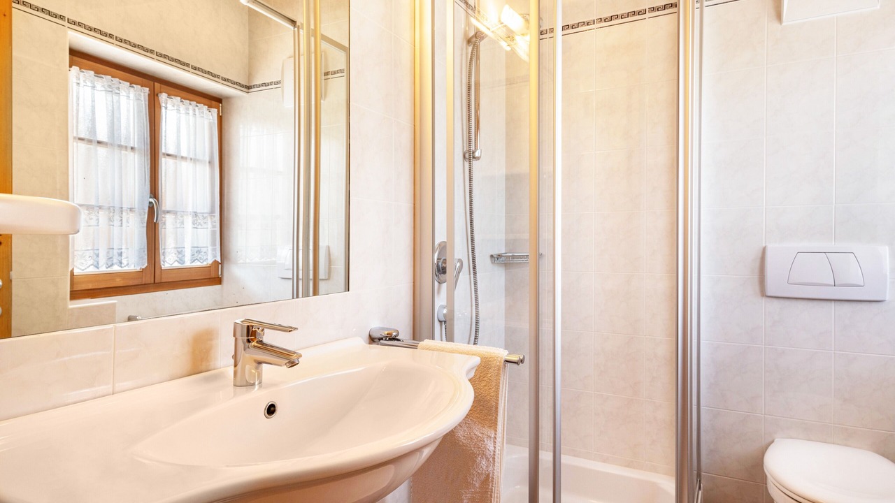Photo of Bathroom in Lajen
