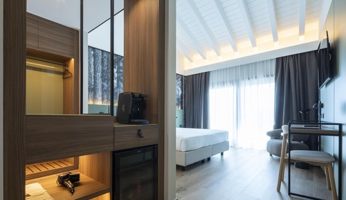 Superior Room, 1 Queen Bed, Pool Access