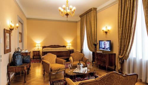 Junior Room, 1 King Bed