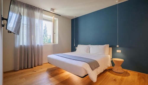 Apartment, Partial Lake View