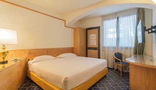 Superior Room, 1 King Bed, Patio, Courtyard View