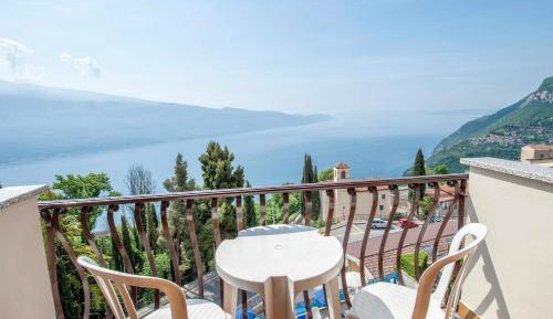 Standard Double or Twin Room with Lake View