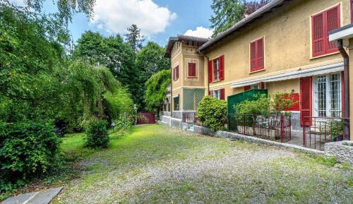 One-Bedroom Apartment with Garden View
