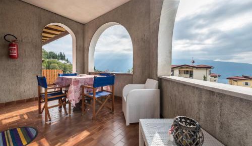 One-Bedroom Apartment with Lake View