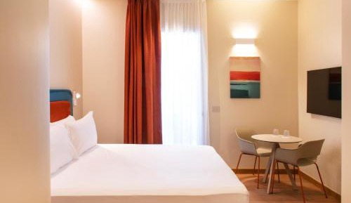 King Room with Roll-In Shower - Disability Access