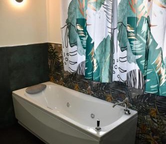 Studio with Spa Bath