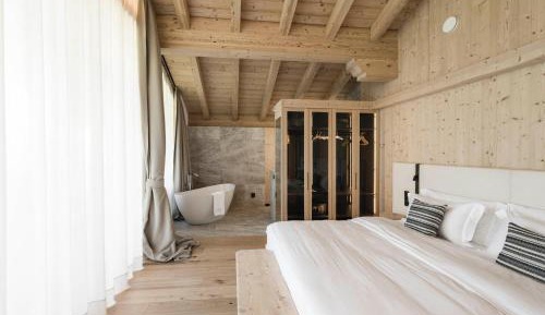 Suite with Hot Tub