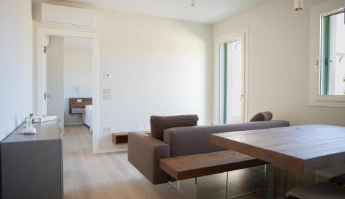 Deluxe One-Bedroom Apartment