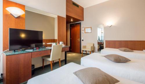 Classic Queen Room with Single Bed