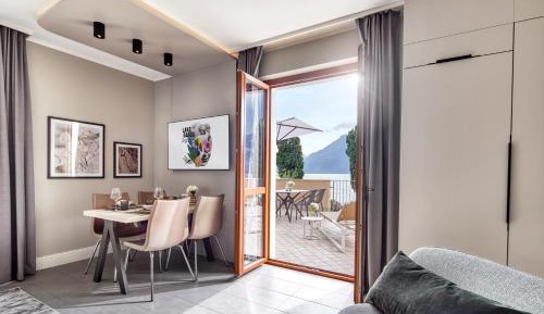 Two-Bedroom Apartment Deluxe with Lake View and Balcony