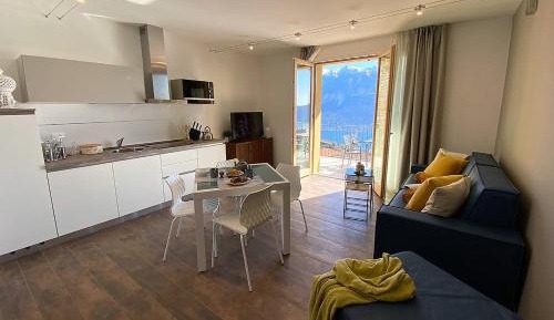 Standard One-Bedroom Apartment with Lake View