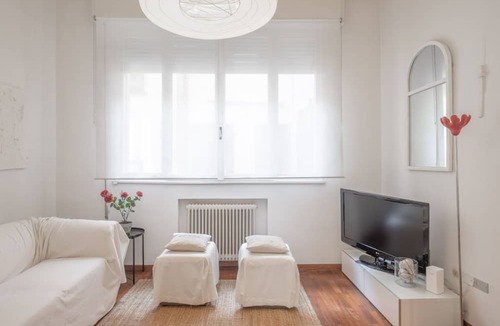 City Center Padova Apartment | GuestHost - Exclusive apartment of 85 square meters for 4 people, located on the first floor of a building WITHOUT elevator (you have to make the stairs to access). Located in the heart of Padua, a short walk from Piazza delle Erbe, less than 5 min walk