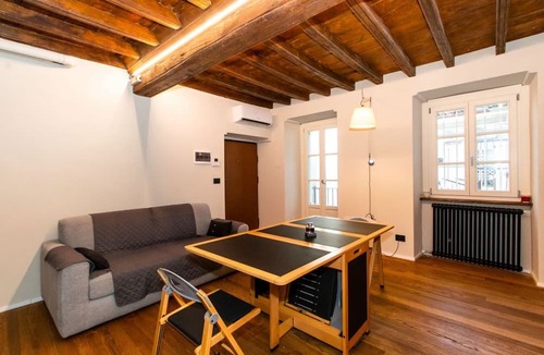 Roman Quarter Apartment | GuestHost - Our wonderful apartment is located in the historic center of Turin, overlooking the rooftops of the Quadrilatero Romano. The house is equipped with every comfort and is perfect for 6 people. The apartment is situated very close to all the mai