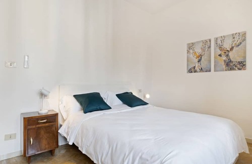 San Donato Apartment | GuestHost - The apartment is located on the fourth floor of a building with a lift, not suitable for the disabled.It comfortably accommodates six people in 102 square meters of space, with a double bed, two single beds and a sofa bed in the living room.C