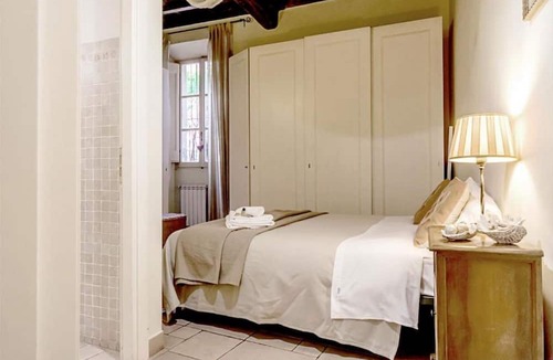 Rione VII Regola Apartment | This 70m2 apartment accommodates 3 people and is located on the first floor of a historic building without a lift, which can be accessed by passing through the internal cloister.It is located in the center of Rome, in a perfect spot for visiting the city
