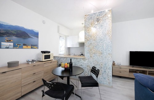 Sarnico Apartment | Holiday Home 'Miki' with Private Terrace, Wi-Fi and Air Conditioning