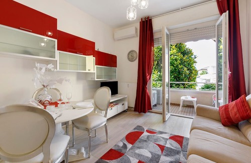 Montano Lucino Apartment | Apartment 'Guest House Nuvola' with Shared Garden, Wi-Fi and Air Conditioning