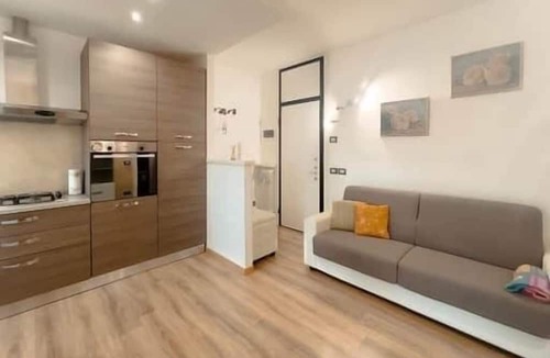 Villaggio degli Sposi House | Carrara Hospital Home. A bright and modern apartment located at Via delle Cave 9