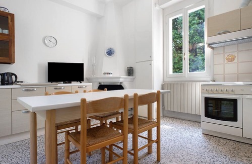 Castello House | Holiday Home 'Cascinetta' with Mountain View, Private Garden and Wi-Fi