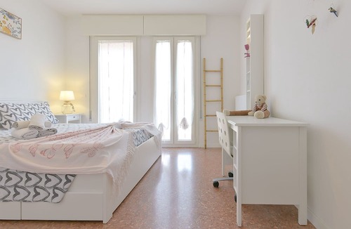 Marghera Apartment | Queen Home Beauty - Two Bedroom Apartment, Sleeps 6