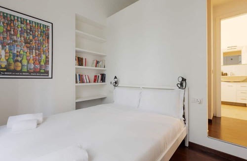 Fiera Apartment | GuestHost - Modern 50 sqm flat, for 4 people, on the mezzanine ground floor (stairs to access) of a building WITHOUT lift.The property is located only 400 m from the ‘Amendola’ stop of the underground Red Line (M1) leading directly to the Duomo. Amen