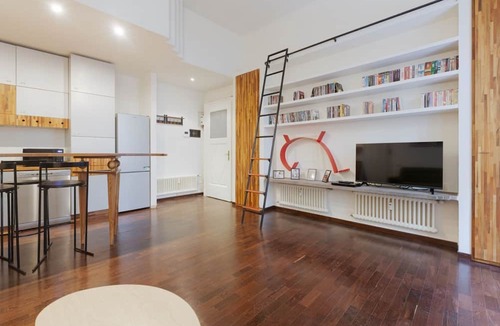 Fiera Apartment | GuestHost - Modern 50 sqm flat, for 4 people, on the mezzanine ground floor (stairs to access) of a building WITHOUT lift.The property is located only 400 m from the ‘Amendola’ stop of the underground Red Line (M1) leading directly to the Duomo. Amen