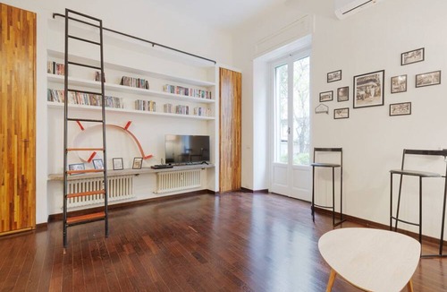 Fiera Apartment | GuestHost - Modern 50 sqm flat, for 4 people, on the mezzanine ground floor (stairs to access) of a building WITHOUT lift.The property is located only 400 m from the ‘Amendola’ stop of the underground Red Line (M1) leading directly to the Duomo. Amen
