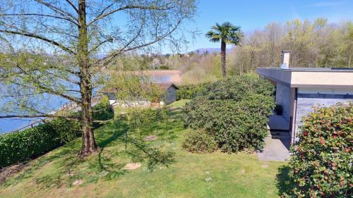 Varano Borghi Villa | Casa Gaiani Villetta in riva al lago vista mozzafiato