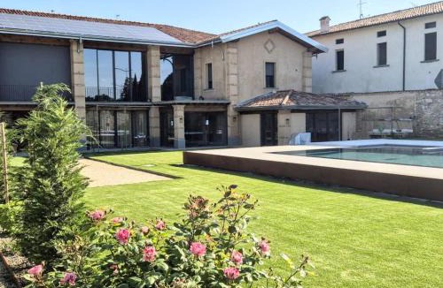 Adro Apartment | Elegant suite with porch and shared pool