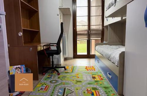 Giussano Apartment | Large apartment with private garden