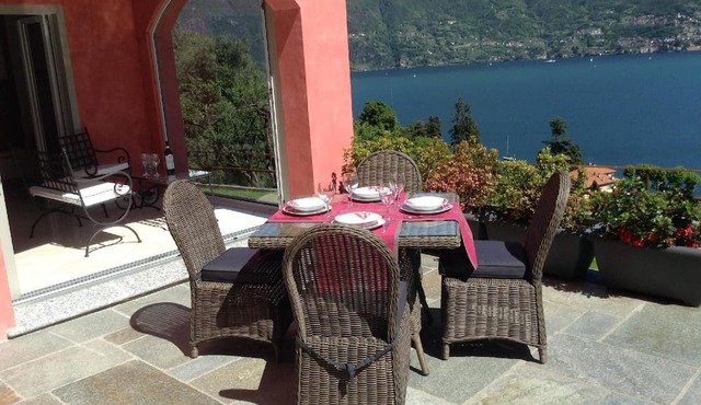 Holiday apartment with a terrace and a great lake and mountain view