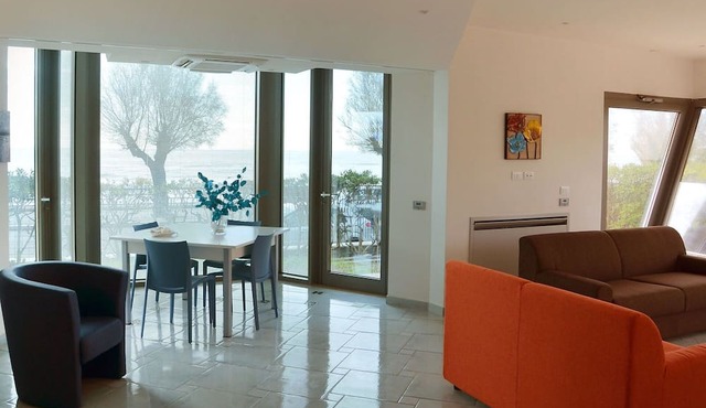 Cosy apartment for 8 people with A/C, WIFI, pool, TV, balcony and pets allowed