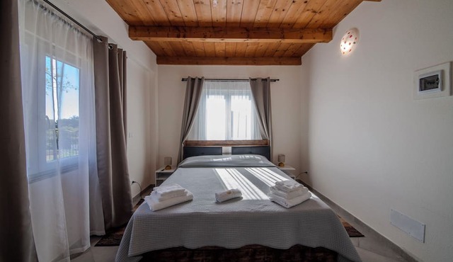 Casale in legno nella natura laziale