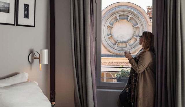 Uve Rooms & Wine Bar