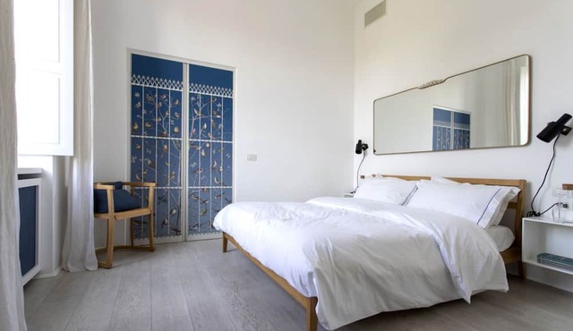 GuestHost - Large and bright 200sqm apartment, able to accommodate up to 7 people, located on the 3rd floor with elevator (not suitable for disabled people) of a building dating back to the 19th century. The property overlooks Piazza Fanti's garden and i