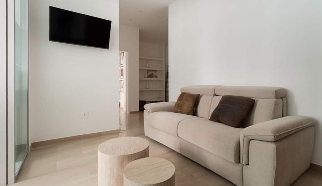 Spacious 100m2 apartment, ideal for up to 6 guests, located on the second floor with lift.Located in the Guastalla district, it is about a 15-minute walk from the M3 Crocetta, M4 Sforza-Policlinico and M1/M4 San Babila metro stops, with numerous surface