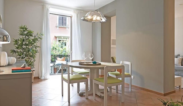 GuestHost - Bright and very central apartment in Corso Como, just a stone's throw from the Unicredit Tower, Eataly, Piazza Gae Aulenti and the new Isola and Porta Nuova districts where the longest walk in Milan begins.Despite being in the center of Milan