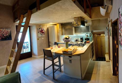 Private Eco Retreat for two -Pool- Spa - Hot Tub - Design and Lake View