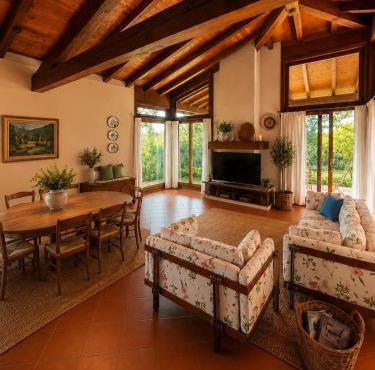 Lakeview Villa in Golf Resort, AC, Private garden